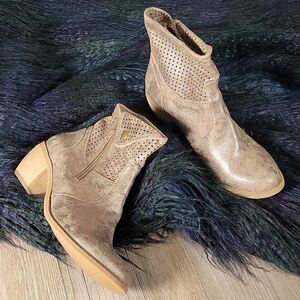 NWOB Ruff Hewn Silver finish Ankle Boot Sz 6
